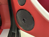 イギリスの高級ブランド「Naim」のオーディオは18個のスピーカーに加え、シート下のアクティブバススピーカーが2200Wのパワーとともに迫力あるサウンドを提供します