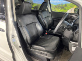 運転席まわりには十分なスペースがあり、大柄な方でもゆったり運転していただける環境です。