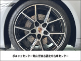 オプション設定のフロント20インチ/リア21インチハイグロスブラック塗装/表面はハイポリッシュ仕上Carrera Sホイール(ポルシェカラークレストホイールセンターキャップ付)
