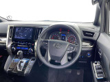 上質で落ち着いた印象のインパネ。視界も広々で運転しやすいです。