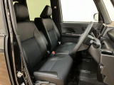 広々として運転のしやすい運転席☆ 足元も広々としていますよ♪