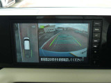 クルマを真上から見下ろしているかのような映像によって、車庫入れや縦列駐車などの駐車時に、自車と駐車位置の関係をひと目で確認でき、スムースな駐車をサポートします。