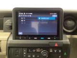 HondaCONNECT対応の便利なナビディスプレー。お持ちのスマートフォンと連携して、ナビやBluetoothでの音楽再生が可能です。デザインはもちろん、操作性も良好です。