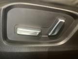 こちらのグレードは助手席にもパワーシートを装備しております!運転席同様お好みで調整が可能です!