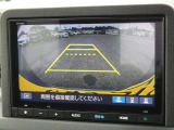 ★3画面バックカメラ装備★「R」の位置にすると、自動的に後方の様子をカラー画像(車幅/距離/予想進路線表示機能付)で表示。バックの際の安心感を高めます★