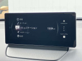 お手元のスマートフォンと接続して頂く事で使用可能な「AppleCarPlay/AndroidAuto」電話の応答は勿論、メッセージの受信やLINE、音楽接続からナビアプリの使用まで幅広く活躍致します。