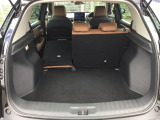 後席は分割可倒式で、用途に合わせてアレンジ可能。荷物の量や乗車人数に応じて柔軟に使える便利なシートです。