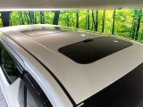 【大型サンルーフ】車内の解放感が一気に上がる大型のパノラマルーフ!季節を問わず開放的で快適なドライブをお楽しみいただけます。流通量も少なく希少価値の高い人気の装備です♪