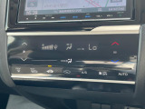 【オートエアコン】一度お好みの温度に設定すれば、車内の温度を検知し風量や温度を自動で調整。暑い&hellip;寒い&hellip;と何度もスイッチ操作をする必要はありません。快適な車内空間には必須の機能ですね♪