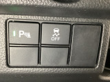 VSA装備車です。VSAはドライバーの操作と車の動きを見守っています。もし車の挙動が乱れたとき、4輪別々にブレーキをかけたり、エンジンパワーをしぼることによって車を安定させます。