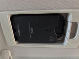 【ETC】有料道路を利用する際に料金所で停止することなく通過できる、ETC車載器(ノンストップ自動料金収受システム機器)が装備されています。セットアップを行うことで利用可能になります。