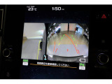 後退時には大型ディスプレイに後方の映像とアシストラインが表示されます