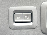 【パワーバックドア】スマートキーや運転席のボタンを押すだけでリアゲートが自動で開閉します!荷物を持っている時や、高い位置にあるバックドアを閉める際に便利な機能です♪