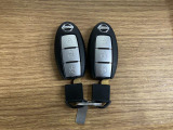 【スマートキー】 スマートキーを携帯していれば、ドアハンドルのボタンを押してロックの解除ができ、パワースライドドアもワンタッチで開閉できます。