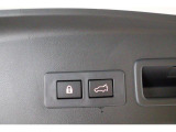 電動リヤゲートを装備。運転席から操作も行える便利な機能も搭載。女性でもワンタッチで開閉できるので、普段の買い物でも楽ですよ。開閉位置も調整できるので、身長の低い方でも安心です。