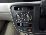 使いやすいマニュアルエアコンは簡単な操作で車内を快適にしてくれます☆