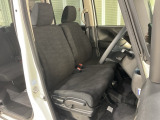 乗降がしやすい運転席。高さが調節できて小柄な方でも運転しやすいポジションをとることができます。