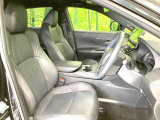 運転席まわりには十分なスペースがあり、大柄な方でもゆったり運転していただける環境です。