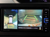 パノラミックビューモニター付きです。車両を上から見たような映像をモニター画面に表示。運転席からの目視では見にくい、車両周辺の状況をリアルタイムでしっかり確認できます。