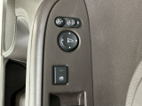 狭い駐車場で便利な電動格納ドアミラーが付いています。