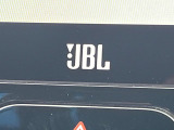 【JBLサウンドシステム】メーカーオプションの高品位サウンドシステムを搭載。専用のチューニングが施された大小様々なスピーカーから良質なサウンドが奏でられ、臨場感あふれる音響空間を演出します。
