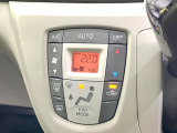 【オートエアコン】一度お好みの温度に設定すれば、車内の温度を検知し風量や温度を自動で調整。暑い&hellip;寒い&hellip;と何度もスイッチ操作をする必要はありません。快適な車内空間には必須の機能ですね♪