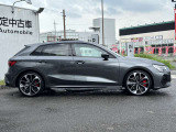 【ブラックStyle】Audiの車両は、空気力学を考慮した流れるようなラインが強調されており、スポーティでエレガントな印象を与えます。