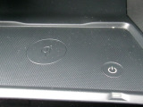 スマートフォンを置くだけで充電できるQi対応ワイヤレス充電機能を搭載。ケーブル不要でスッキリ使用でき、ドライブ中の利便性を高めます。