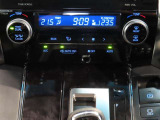 左右独立温度コントロールフルオートエアコンです。運転席、助手席それぞれで独立して温度設定ができます。冷え性の方が乗っても安心ですね♪