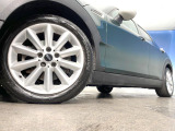 ●純正17インチアルミホイール:輸入車ならではの卓越した走りを支えるホイールと足回りです!日本車の走りに慣れている方にもぜひ体感して頂きたいほど、高いレベルでまとまっています!