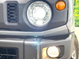 【LEDヘッドライト】悪天候や夜間走行時も良好な視界を確保し安心して運転できる高輝度LEDヘッドライトを装備!点灯速度が早く、消費電力も抑えられています。
