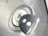 【キーレス】少し離れた場所からでもボタン一つでドアの開錠・施錠ができるのでとっても便利!ドアの鍵穴周りに傷をつけることもありません♪