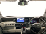 フロントガラスが大きく、ワイドな視界で運転もしやすくなるように設定されています。
