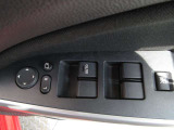 運転席の窓操作部分です。スイッチでミラーや窓の開閉が電動で行えます。