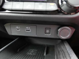 USB電源ソケット(タイプA 1個、タイプC 1個) 、ワイヤレス充電器装備