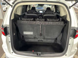 トランク収納スペースをご確認ください。荷物の積み下ろしがしやすい広さを確保しており、日常使いからレジャーまで幅広く活用できます。