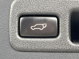 【パワーバックドア】スマートキーや運転席のボタンを押すだけでリアゲートが自動で開閉します!荷物を持っている時や、高い位置にあるバックドアを閉める際に便利な機能です♪