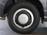 ◆純正ホイール装着車◆シンプルなデザインのホイールキャップ付きです。