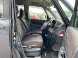 【運転席】座り心地が良いシートなので長時間の運転でも快適にお過ごしいただけます。新品のフロアマットのご注文も可能です。掲載箇所以外にご希望の写真がございましたらお気軽にお問い合わせ下さい。