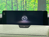 【12.3インチマツダコネクト】車内の雰囲気にマッチした大型ディスプレイ。スマホ接続でのナビ使用やBluetooth再生等、様々な機能が楽しめます。直感的なダイヤル操作が可能で、使い勝手も良好です。