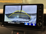 リバースギアに入れるだけで後方の表示へ切り替わります。夜間や雨の日の駐車も楽になりますよ。