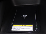 ワイヤレス充電器を装備☆ワイヤレス充電規格Qiに適合したスマートフォンを充電エリアに置くだけけで充電されます☆とっても便利な機能ですね
