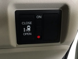【パワースライドドア】助手席側がパワースライドドアになっており、運転席のスイッチやスマートキーでも開閉が可能です!開口部も広いので乗り降りも楽々♪