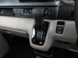 インパネシフトだから視線の移動も少なく足元もスッキリ。運転席もゆったりしているのでゆとりを持ってドライブできますね。