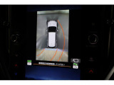 車上からのアングルを画面に映すことができます。縦列駐車などで役立ちます。