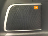 【JBLサウンドシステム】高品位サウンドシステムを搭載。専用のチューニングが施された大小様々なスピーカーから良質なサウンドが奏でられ、臨場感あふれる音響空間を演出します。