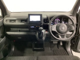 車内は光触媒抗菌消臭施工済です。スタイリッシュなデザインでスポーティなインパネ周りを演出します。グローブボックスやカップホルダーのほかにトレーなどたくさんの収納スペースが付いています。