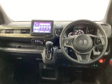 車内は光触媒抗菌消臭施工済です。インパネ周りはスタイリッシュなデザインで機能や装備も充実しています。グローブボックスやカップホルダーのほかにトレーなどたくさんの収納スペースが付いています。