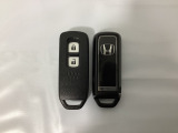スマートキーを装備しています。鍵を差し込むことなくドアロックの開け閉めと、スタートボタン操作でのエンジンスタートができます。スペアキーも同じものを用意しております。