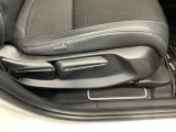 運転席は、高さを調整できるハイトアジャスター付きです。